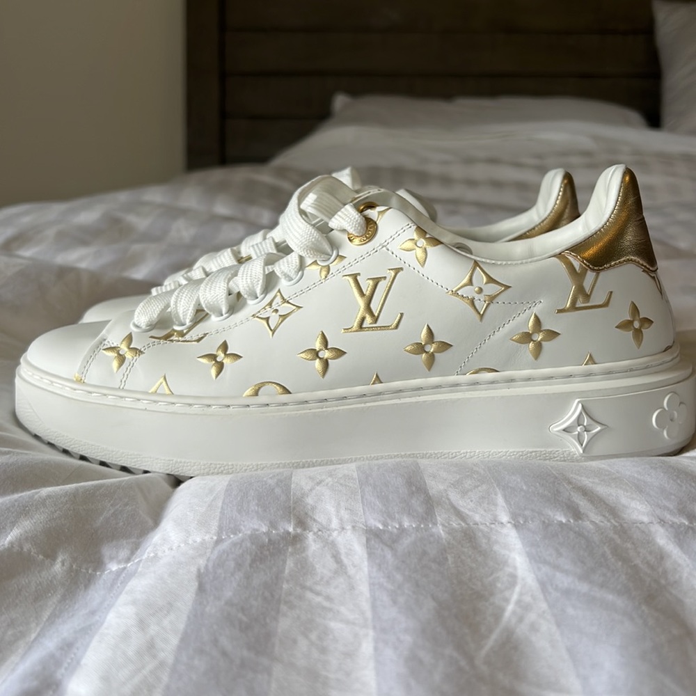 Brand new Louis Vuitton shoes. Size 10. White with gold accent. - Picture 5 of 9